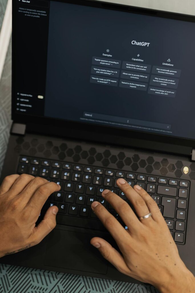 Person skriver på computer med ChatGPT på skærmen – eksempel på brug af AI og prompting i digital markedsføring